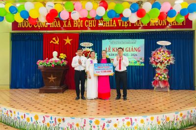 Năm học này thật tuyệt vời nhà trường xin chân thành cám ơn Đảng ủy, Ubnd xã Đình Cương, quỹ tính dụng xã Đình Cương, mạnh thường quân các nhà hảo tâm đã trao tặng 2 chiếc tivi và máy quạt cho các con, không còn lo cái nóng khắc nghiệt của miền trung nữa rồi !!!