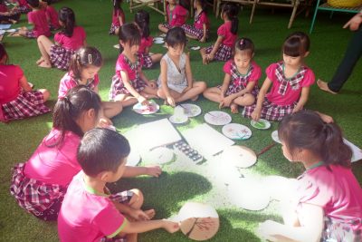 Các con lớp Mẫu giáo lớn A được trải nghiệm các nguyên vật liệu từ thiên nhiên, làm thiệp, làm tranh tặng các chú bộ đội nhân ngày Quân đội nhân dân Việt Nam 22/12 . Nhìn ánh mắt vui thích của các con là niềm hạnh phúc của các cô, của tập thể trường MN Hành Thịnh, yêu các con!!!!
